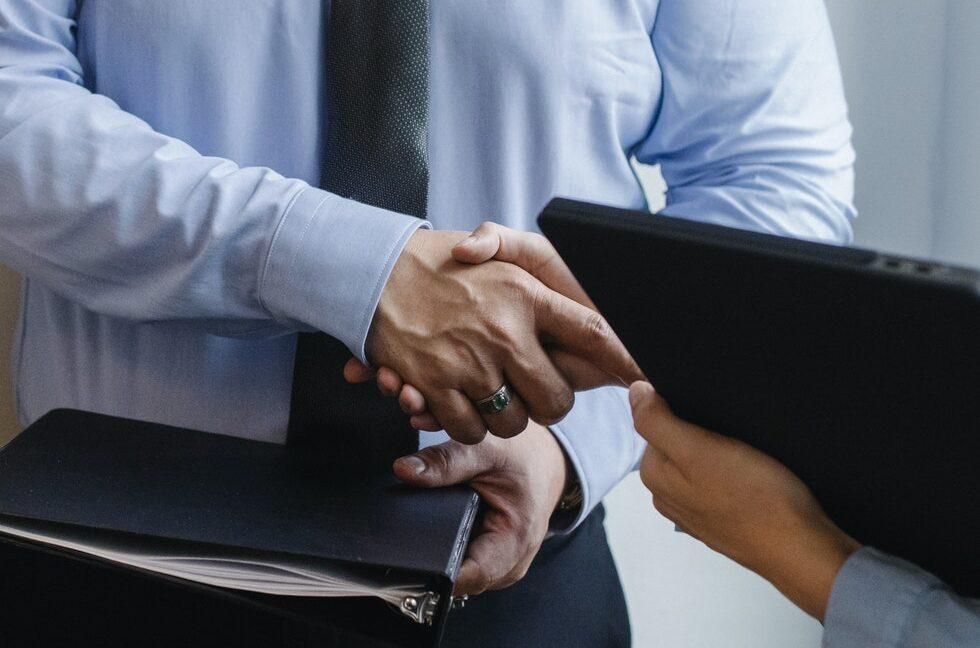 backup plan Entrepreneurs shaking hands after agreement